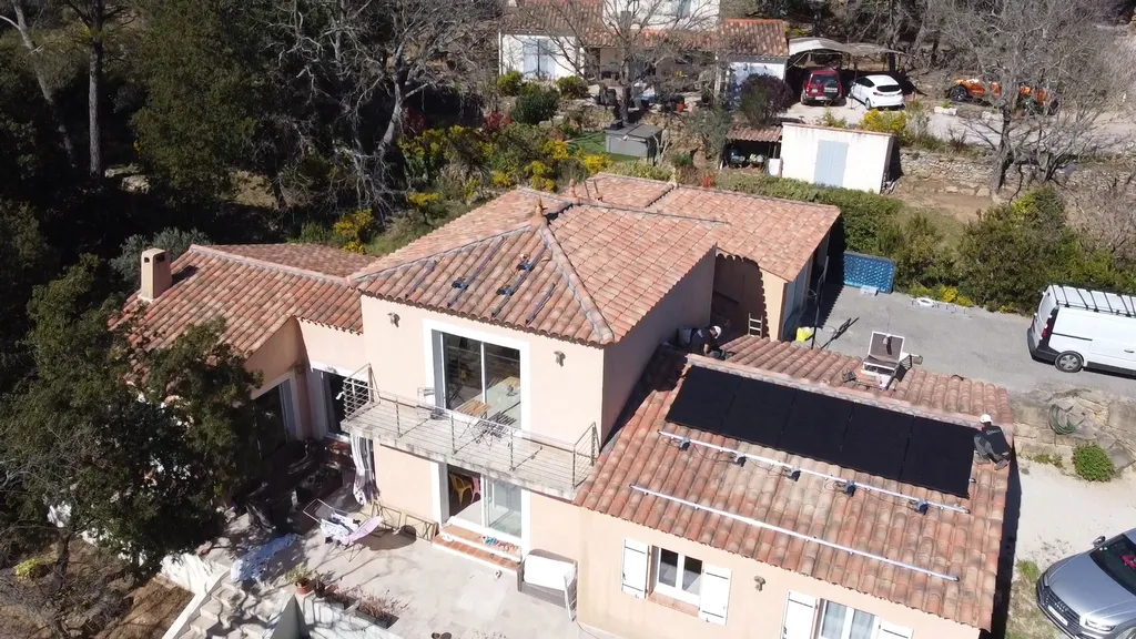 Installation de panneaux solaires hybrides et photovoltaïques avec chauffe-eau solaire pour une autonomie à Pourrières