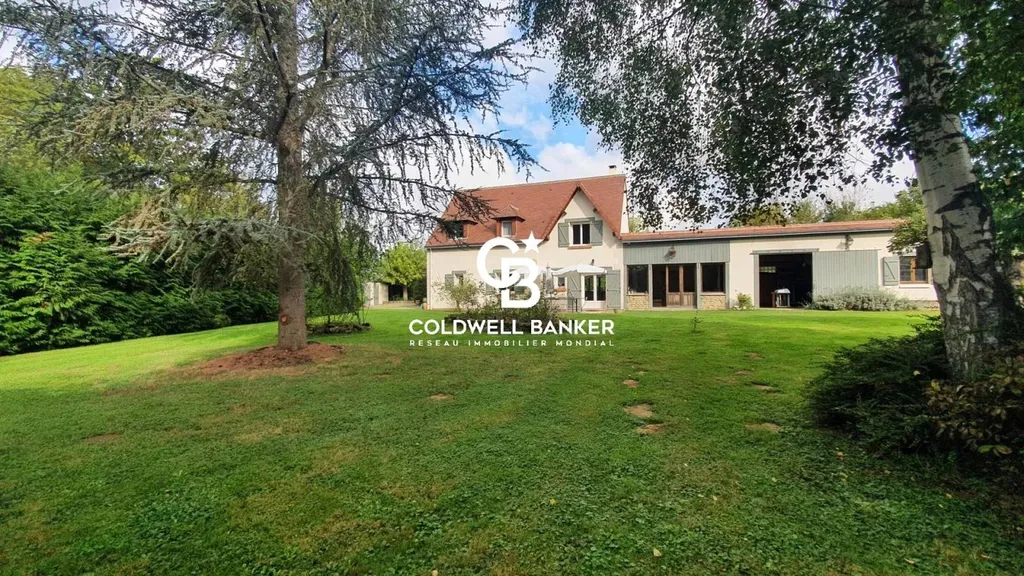 Propriété familiale sur Parc Avec Piscine et dépendance proche du Mans A vendre dans la Sarthe