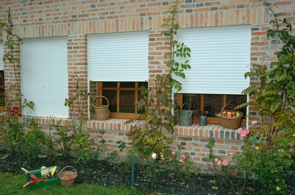 Installation volets roulants sur une façade le la maison