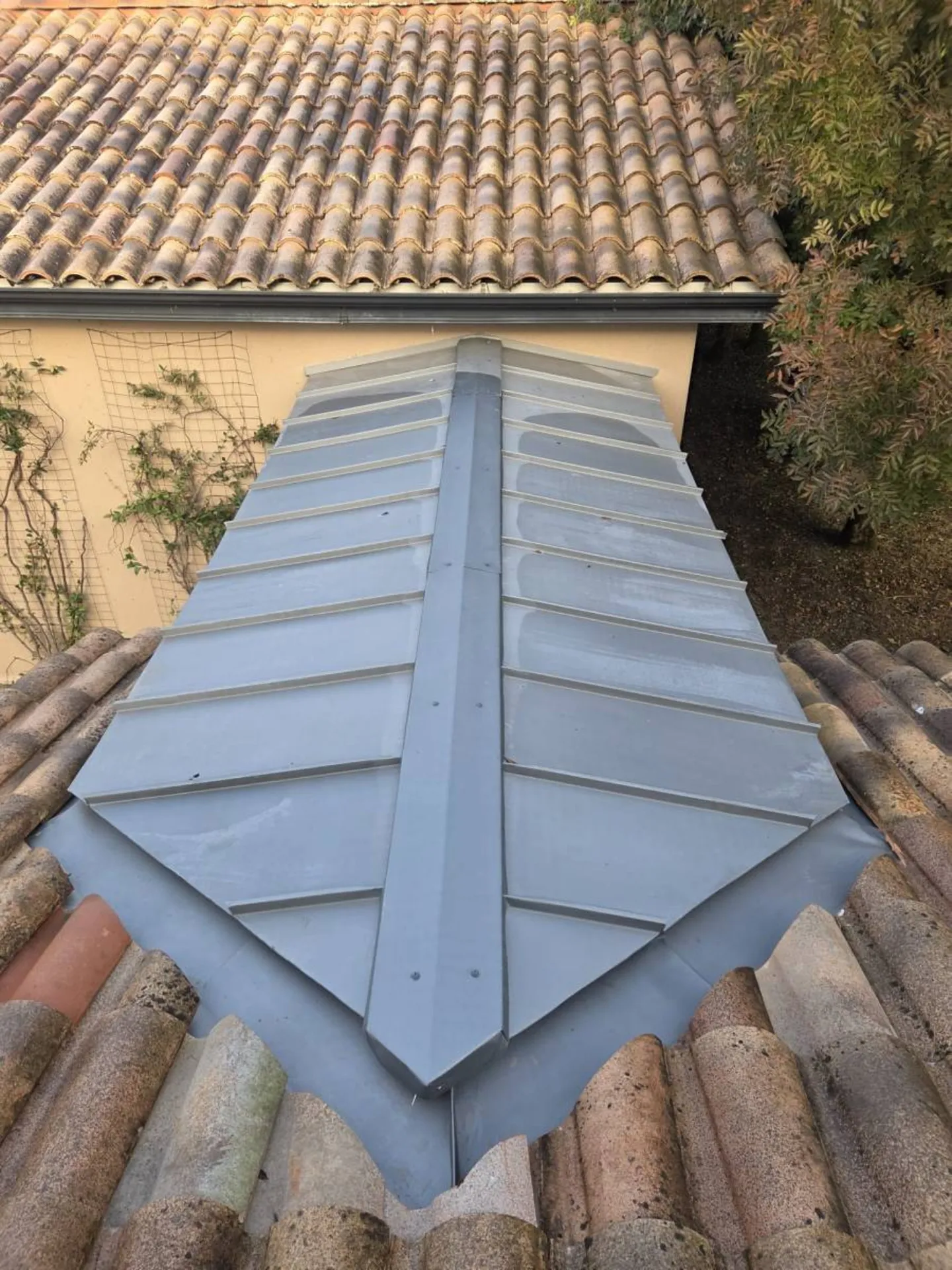 CBL Laflaquiere à La Brède : remplacement complet de la couverture d'une coursive en bac à joints debout en zinc Quartz