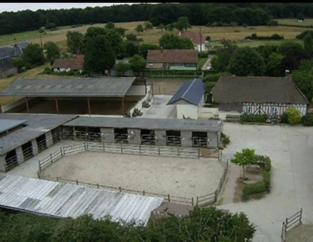 A vendre propriété équestre édifiée sur un terrain de 80 000 m² sur la commune de LES BAUX DE BRETEUIL 27160