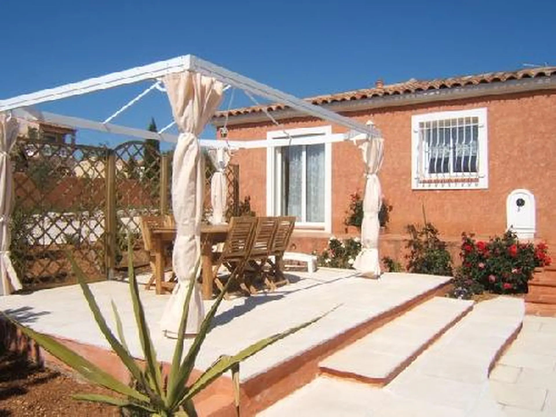 A vendre Carnoux en Provence maison moderne au calme avec piscine et vue mer de plain avec terrain paysager