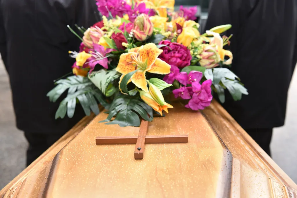 Cercueil en chêne ou bois avec croix religieuse pour obsèques Cercueil en chêne ou bois avec croix religieuse pour obsèques