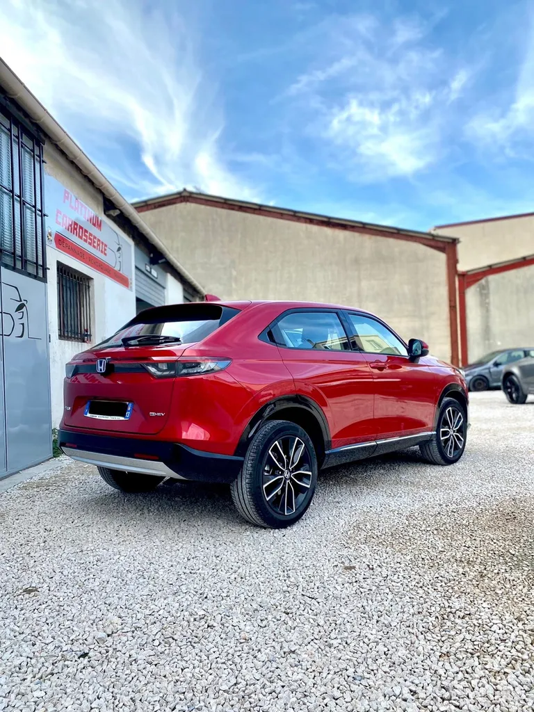 Choc latéral droit sur cet Honda HRV e-HEV réparé dans notre atelier Platinum Carrosserie à Carnoux 