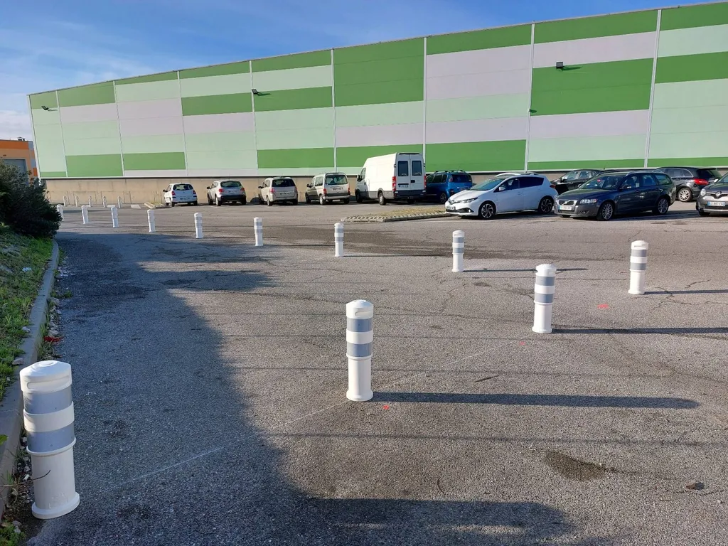 Fourniture et pose de balises ou bornes J11 pour un parking de plateforme logistique sur Vitrolles zone des Estroublans