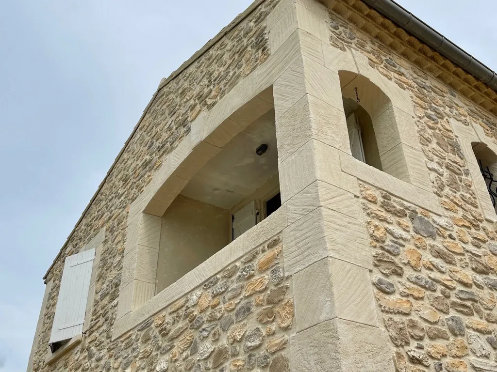 Rénovation des façades en pierre sur Bessan dans l’Hérault