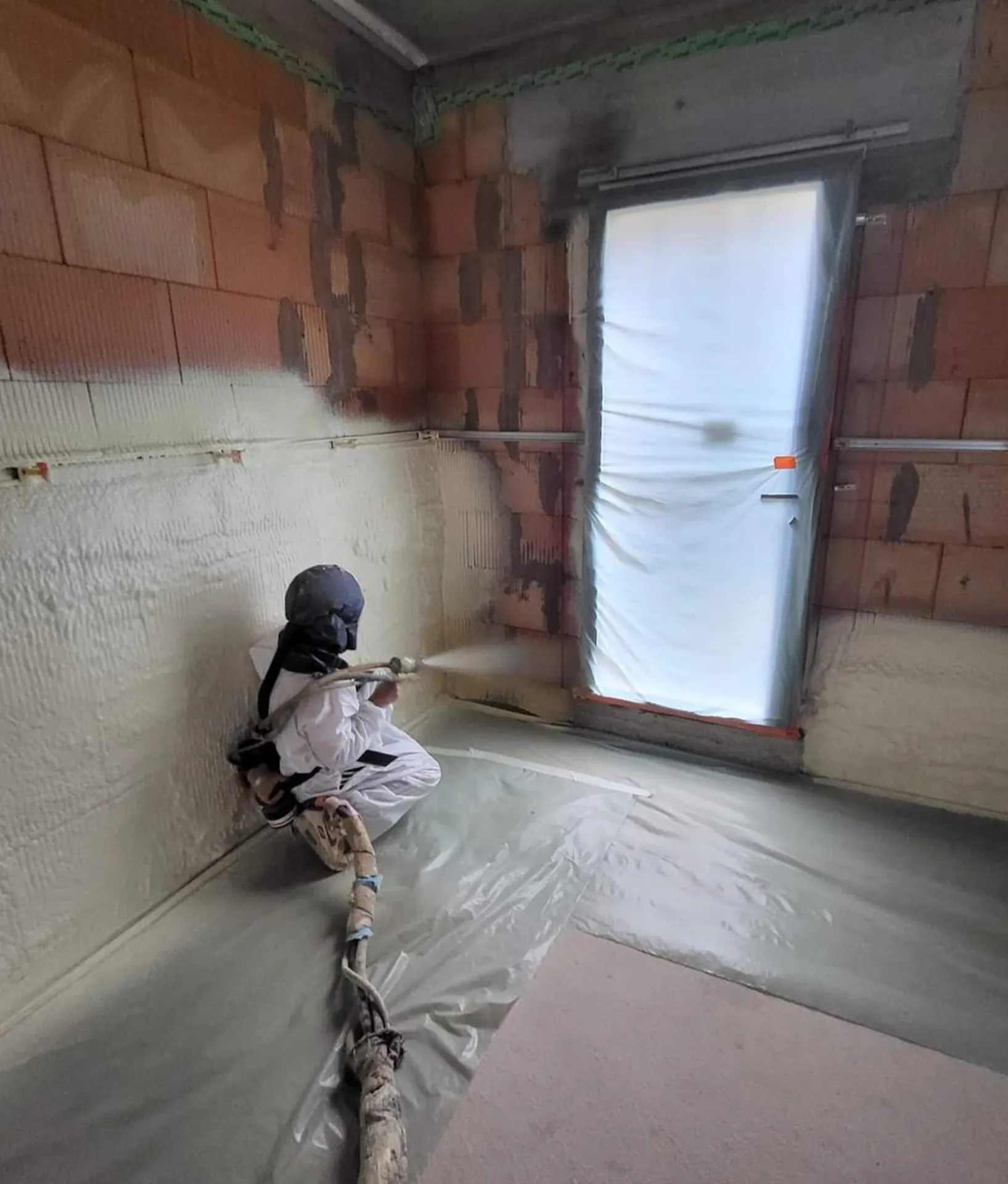 Projection d'isolation de mousse polyuréthane sur murs