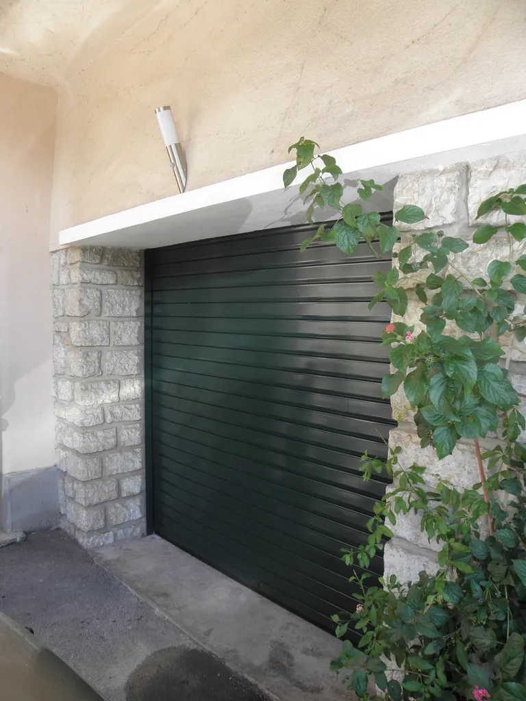Installer un rideau métallique à lames isolées pour garage à Aix-en-Provence proche de Luynes