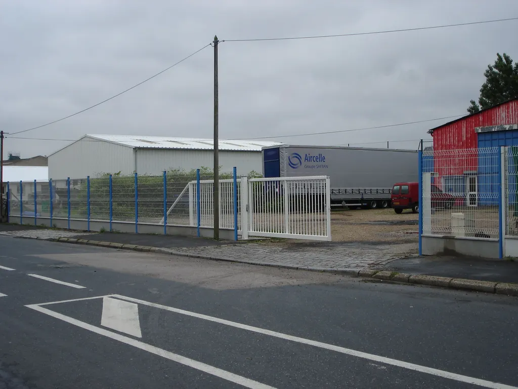 Installation de Portail grande dimension professionnel coulissant autoportant, Fermetures industrielles et Sécurisation de sites au Havre et sa Région ou Agglomération en Seine-Maritime 76