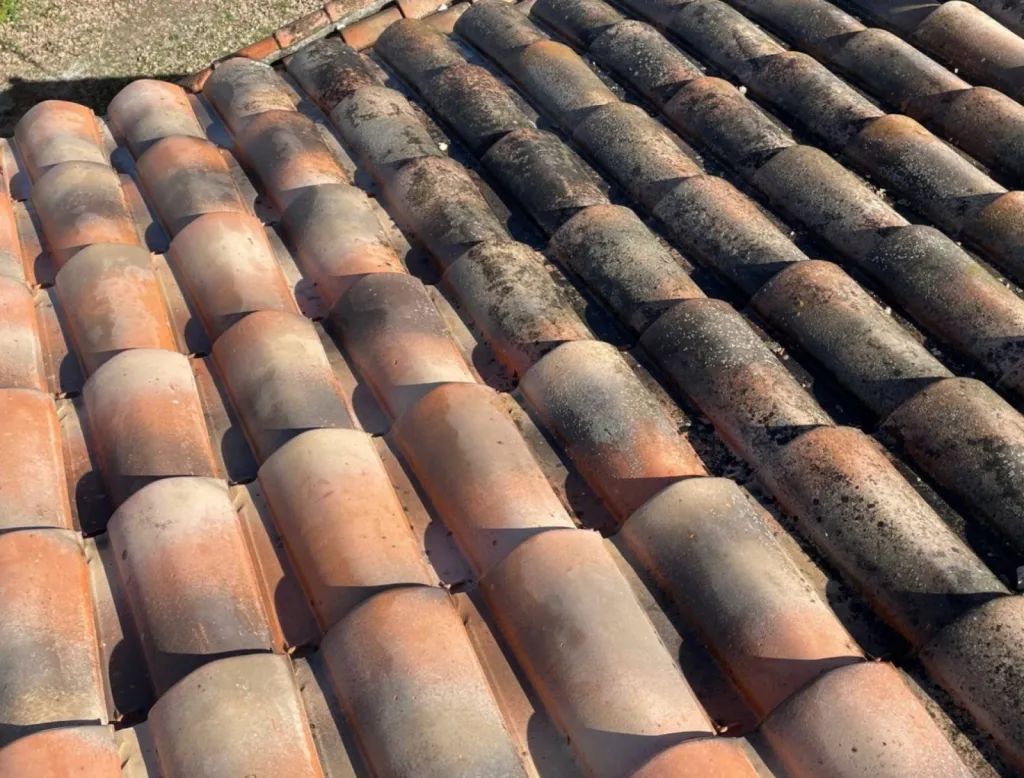 Nettoyage et traitement d’une toiture de maison sur Istres près de Martigues.