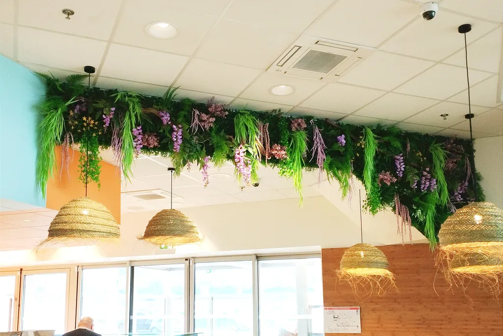 Création d'une décoration de logo avec fleurs et plantes artificielles pour PokéVaiana à Saint-Genis -Laval près de Lyon, ainsi que deux mur végétaux colorés et fleuris