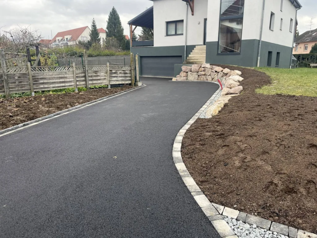 Mise en œuvre d’enrobé pour la voie d’accès d’une maison à Lipsheim près de Geispolsheim