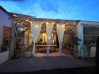 Pose d’une pergola en bois flotté sur-mesure pour espace détente et élégance naturelle à Montpellier