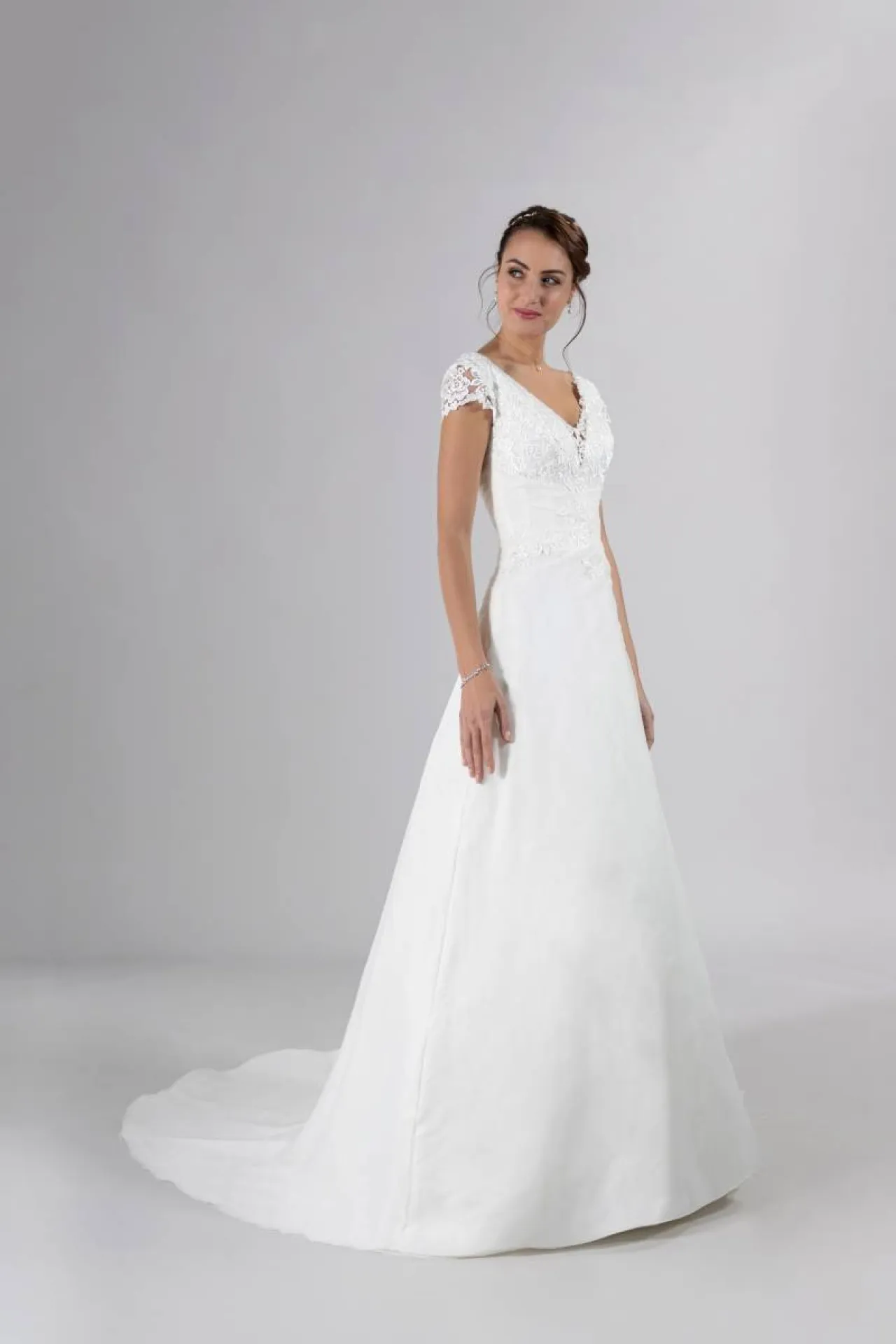 Robe Aurora intemporel de la collection Églantine sur Marseille