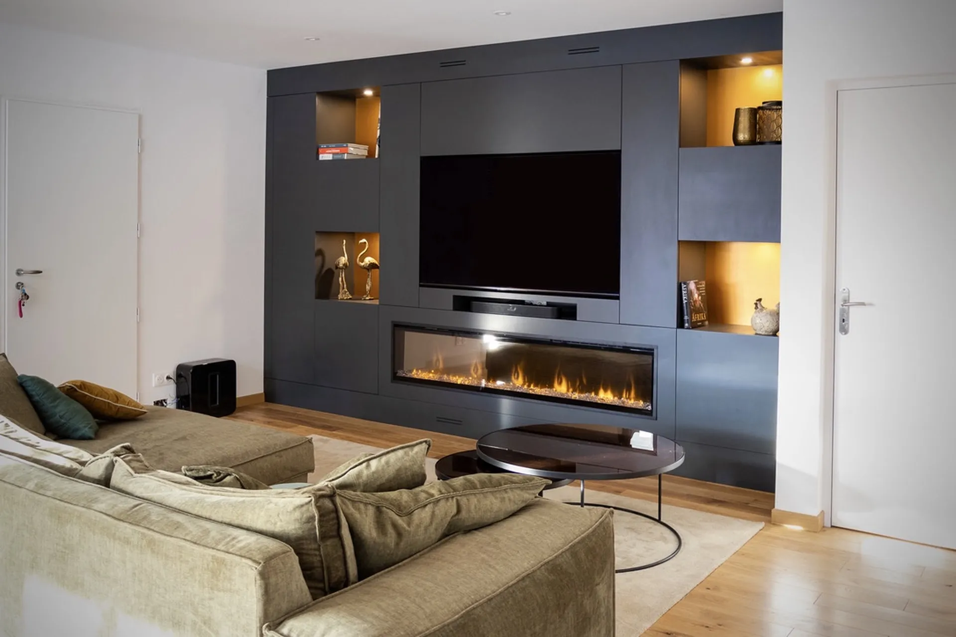 Meuble TV avec rangements sur mesure au design moderne à Mirabel