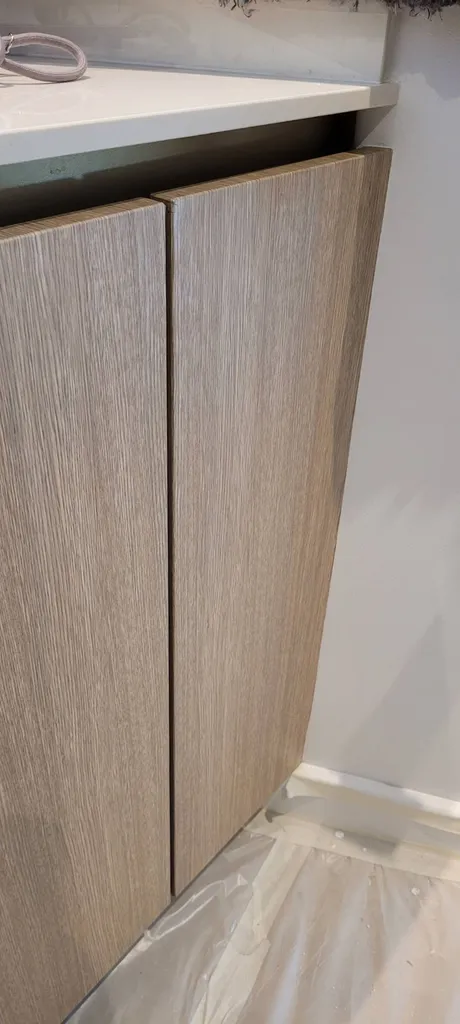 Transformation d'une cuisine avec effet bois clair sur la cote d'azur