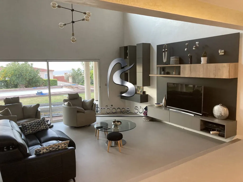 Intérieur tendance avec sol et mur en béton ciré Fréjus Var 83