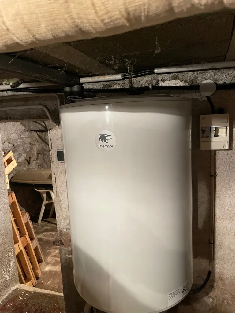 Plombier sérieux et pas cher pour remplacer un chauffe-eau qui fuit sur Lyon 5eme au point du jour proche de sainte foy les lyon - remplacement d’un chauffe-eau électrique 150 litres qui fuit 