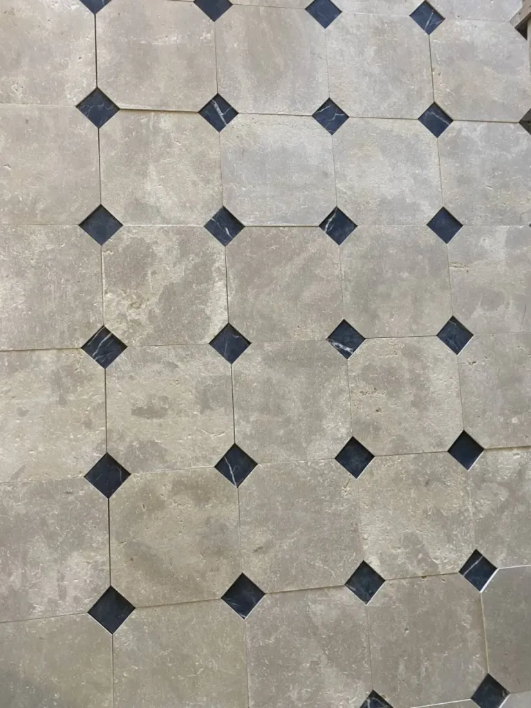 Dallage en pierre naturelle clair vieilli avec cabochon noir