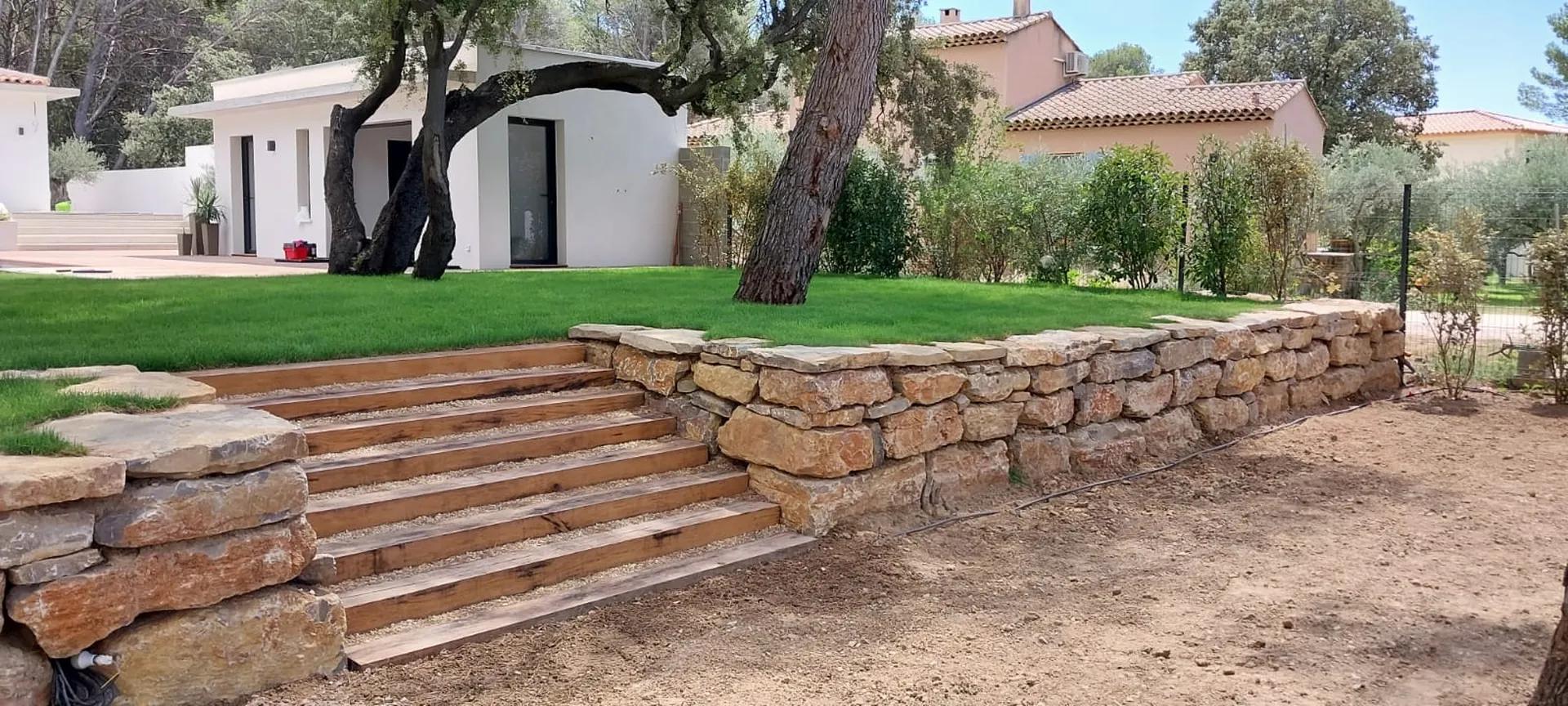 Enrochement ou mur de soutènement, lequel choisir à Aix en Provence ?