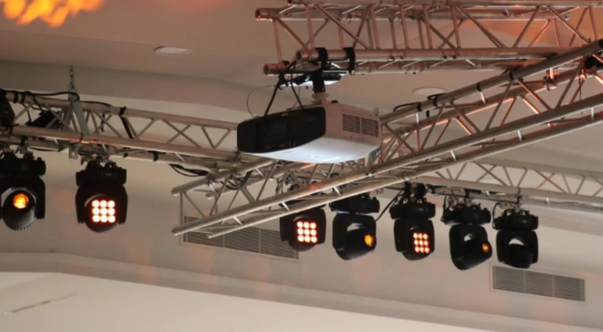 location fixation pour videoprojecteur à Istres dans les bouches du Rhône