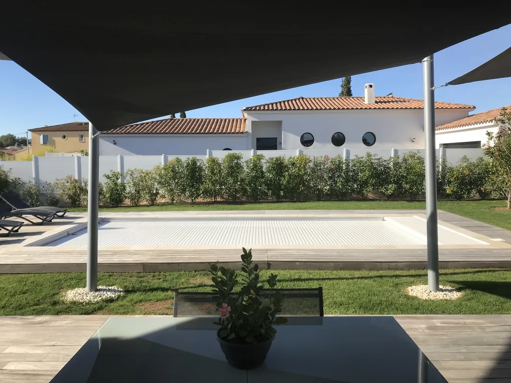 Celestine 9 - Piscine à fond plat - avec volet sur La Crau dans une villa moderne installée par Alliance Piscines Toulon