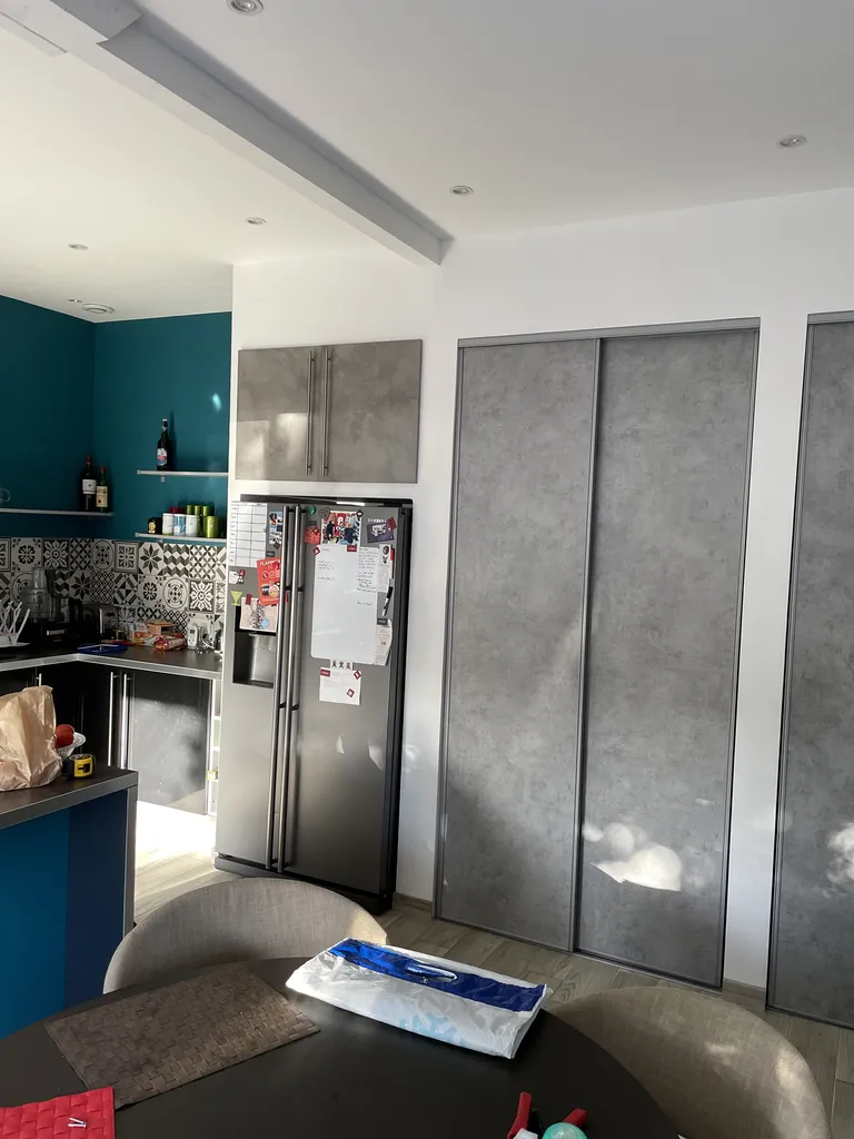 Cuisine avant rénovation avec agencement ancien à moderniser dans cette maison à Fareins