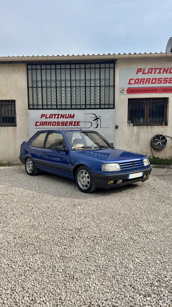 Une icône des années 90 la Peugeot 309 GTI 16 chez Platinum Carrosserie proche d’Aubagne et de Marseille