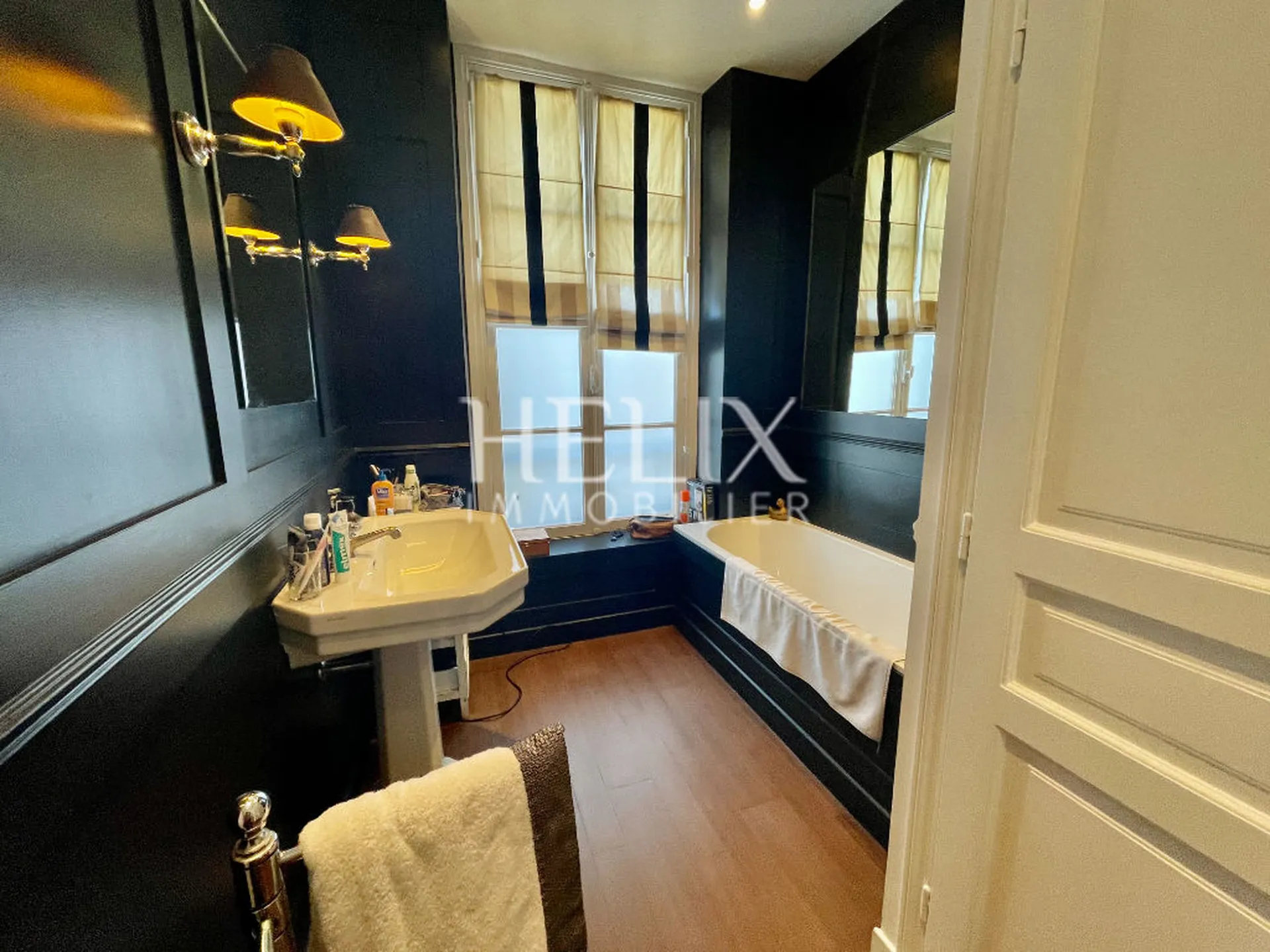 Rare dans la rue de Lorraine un appartement ancien avec cheminée, parquet, moulures et un garage