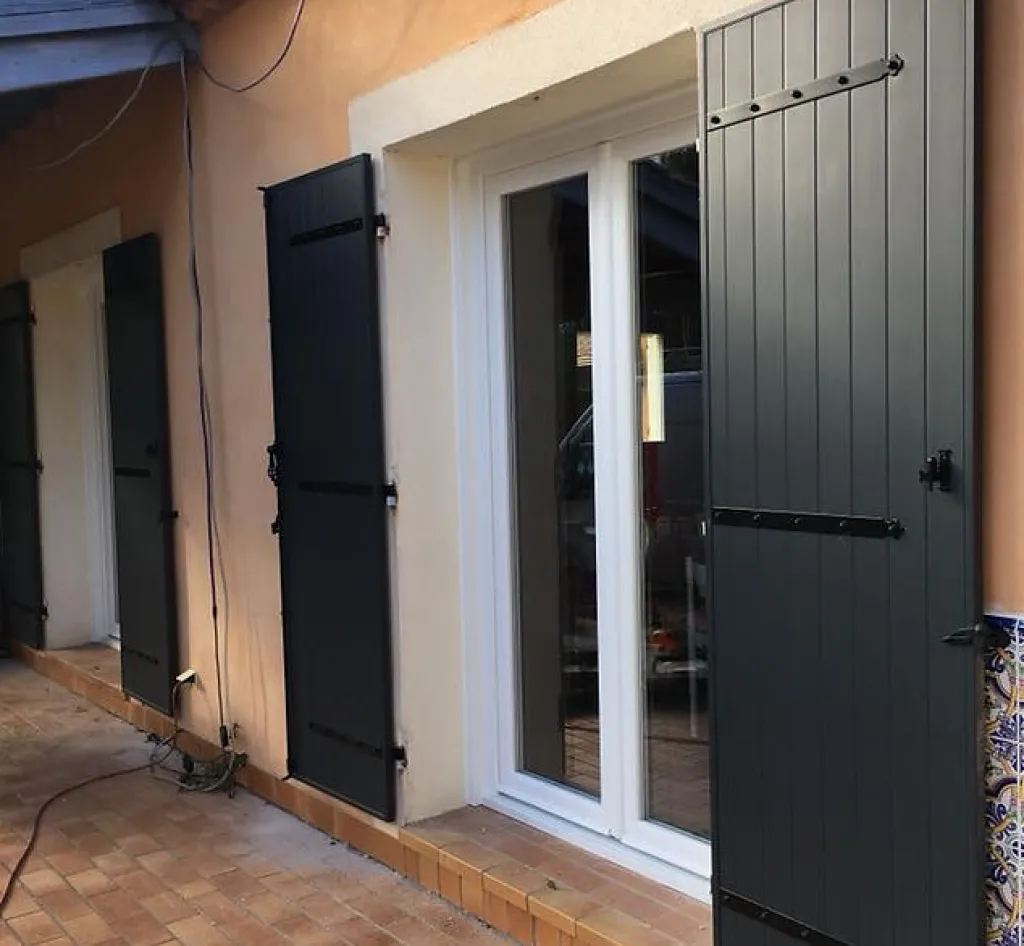 Pose volets battants aluminium gris anthracite sur façade rénovée à Montagnac dans l’Hérault 34530