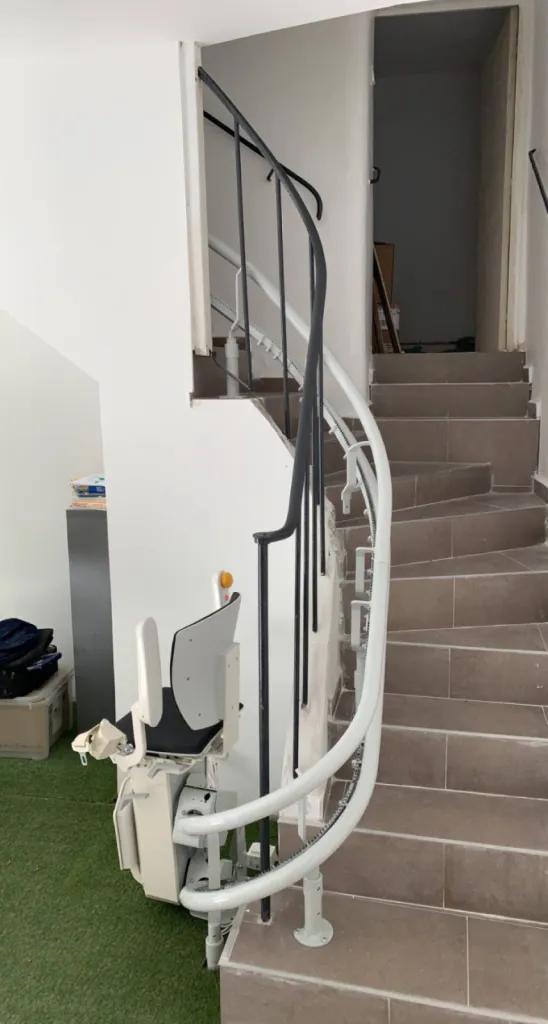 Installation d'un fauteuil monte-escaliers double rail au sein d'une association à Marseille