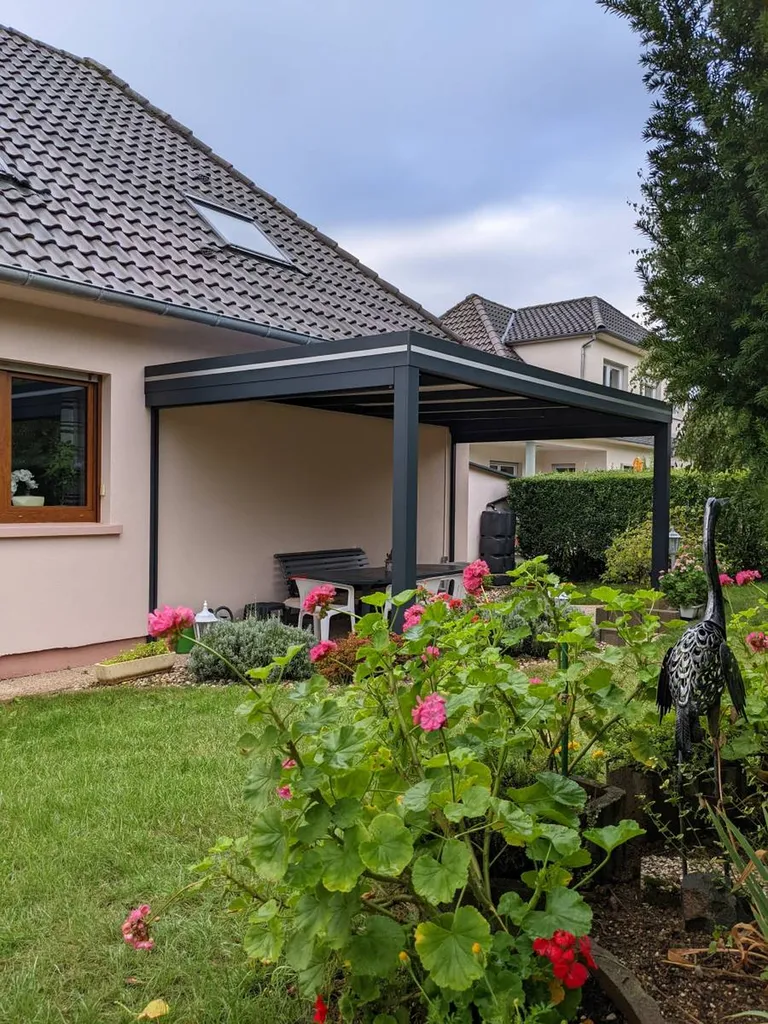 Pergola aluminium à toit fixe étanche à la pluie installée à Soufflenheim près de Haguenau par MFC Style