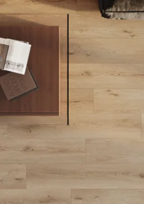 Installation d’un parquet en chêne contrecollé grand format avec isolation phonique et finition vernie ultra-mate pour un sol élégant et performant