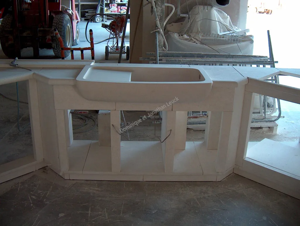 Evier en pierre de Tervoux avec une cuve et un égouttoir.