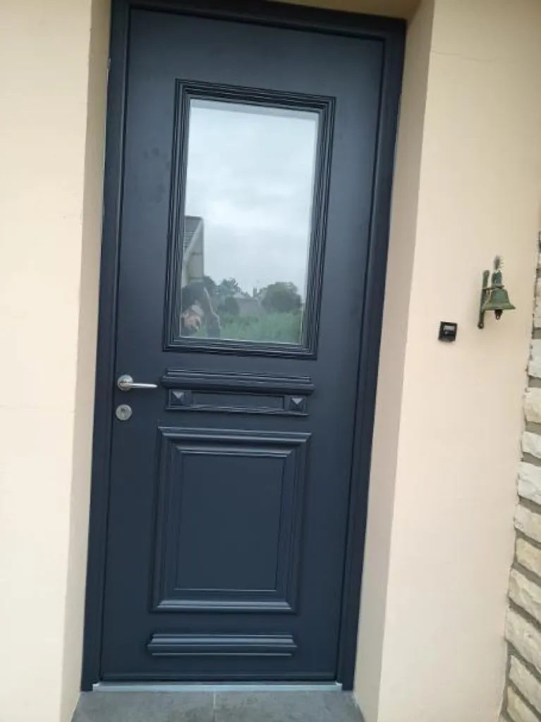 Installation d'une porte d’entrée aluminium monobloc Tradition sur mesure avec triple vitrage sablé installée à Is-sur-Tille