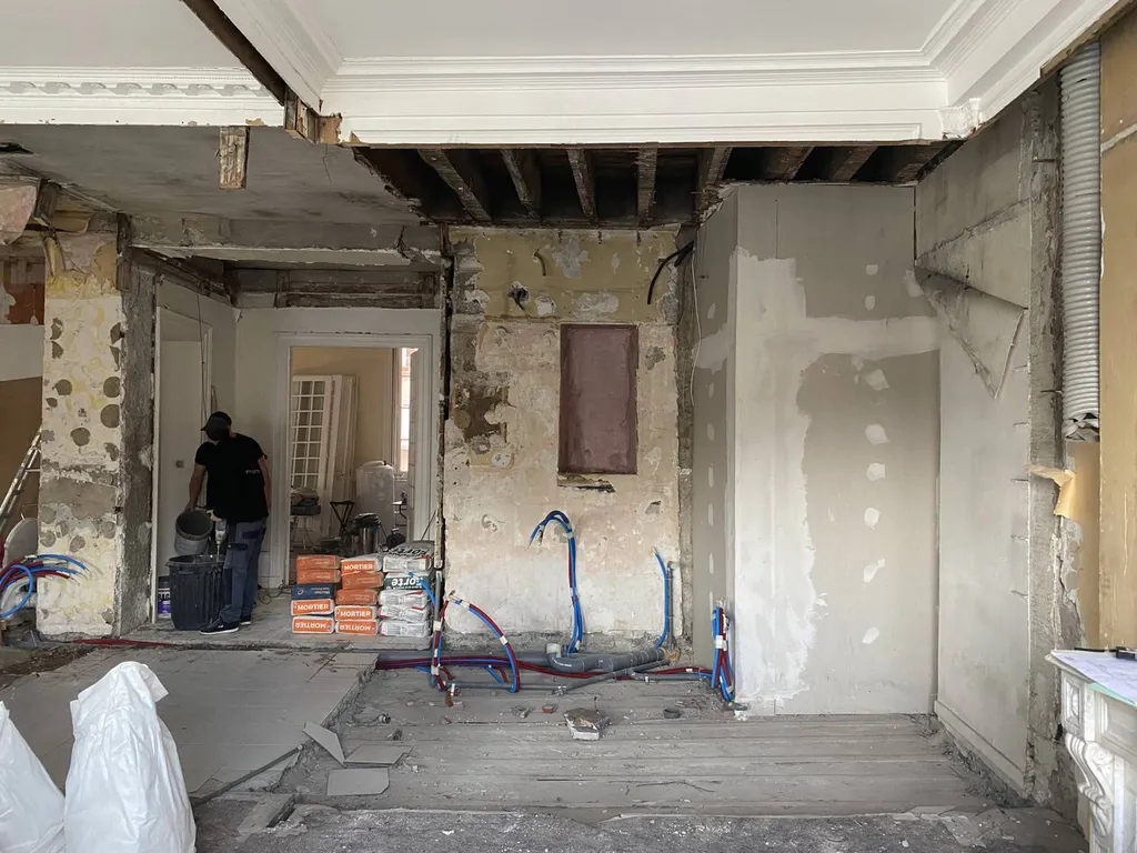 Démolition des cloisons de l'appartement par Probatis 