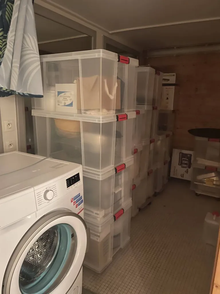 Des cantines en plastique transparent, l'idéal pour tous les déménagement