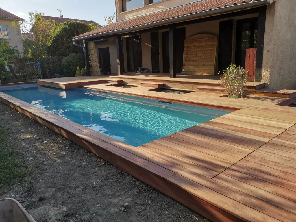 Créer une plage de piscine en bois exotique sur mesure à Montauban pour un extérieur haut de gamme