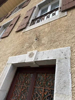 Création et pose d’une enseigne publicitaire pour l’entreprise L'Arrosoir à Noiraigue (Val-de-Travers)