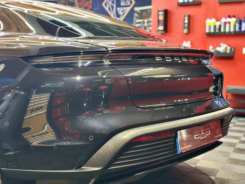 detailing lyon spécialiste Porsche Taycan