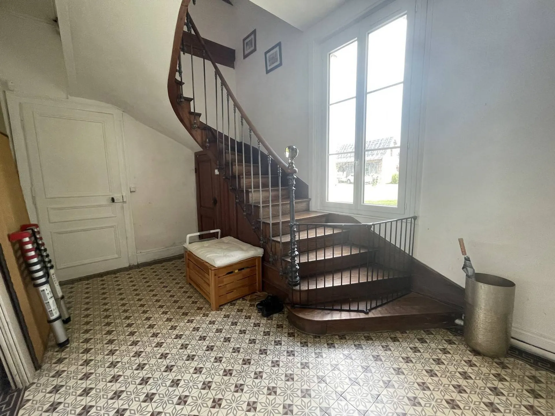 **Demeure de prestige à vendre en Normandie** : Dépendance de 150 m² répartie en plusieurs espaces de stockage, offrant une organisation optimale pour répondre à vos besoins.