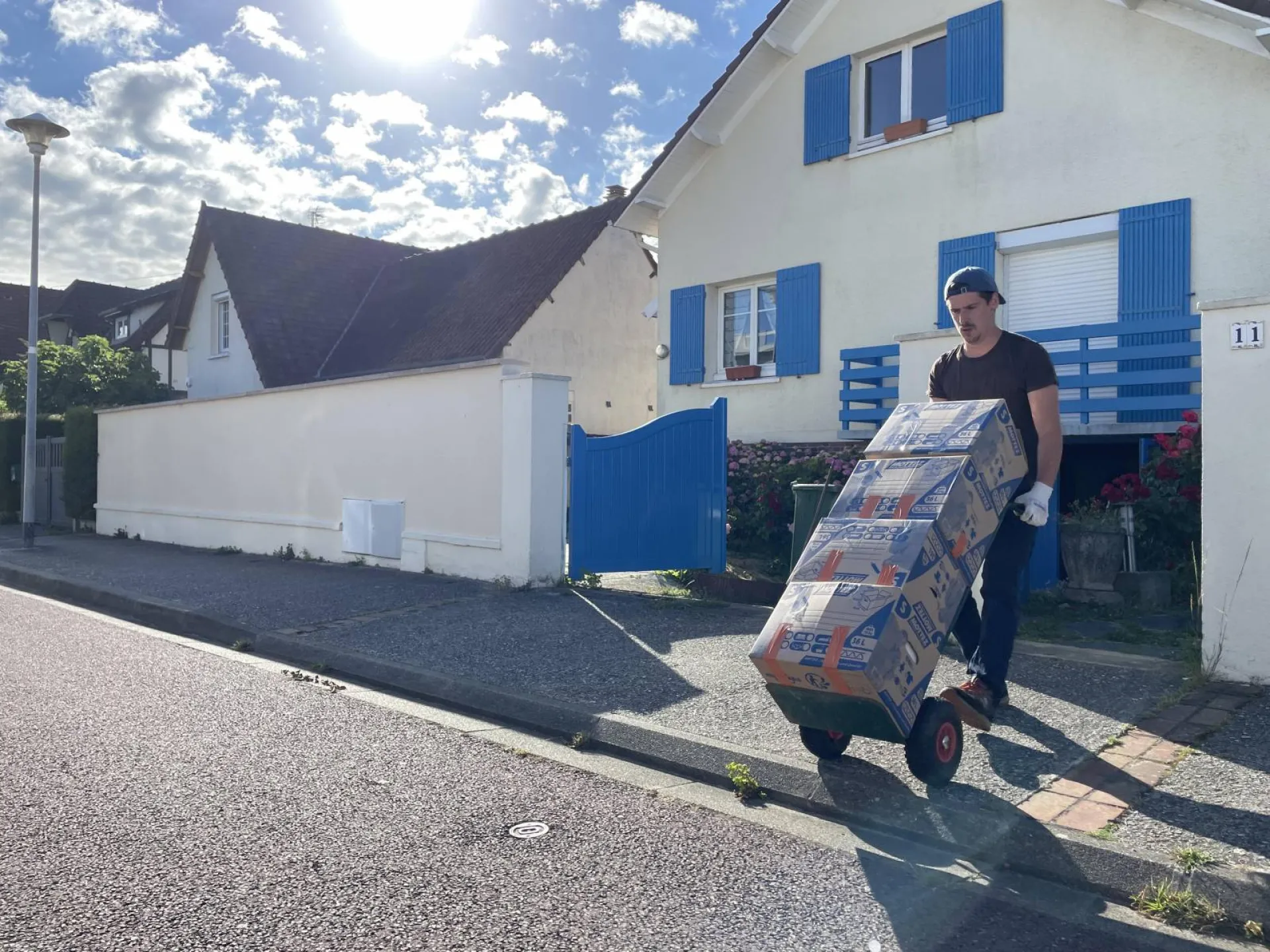 Louis Pierre déménageur de la société OBEN