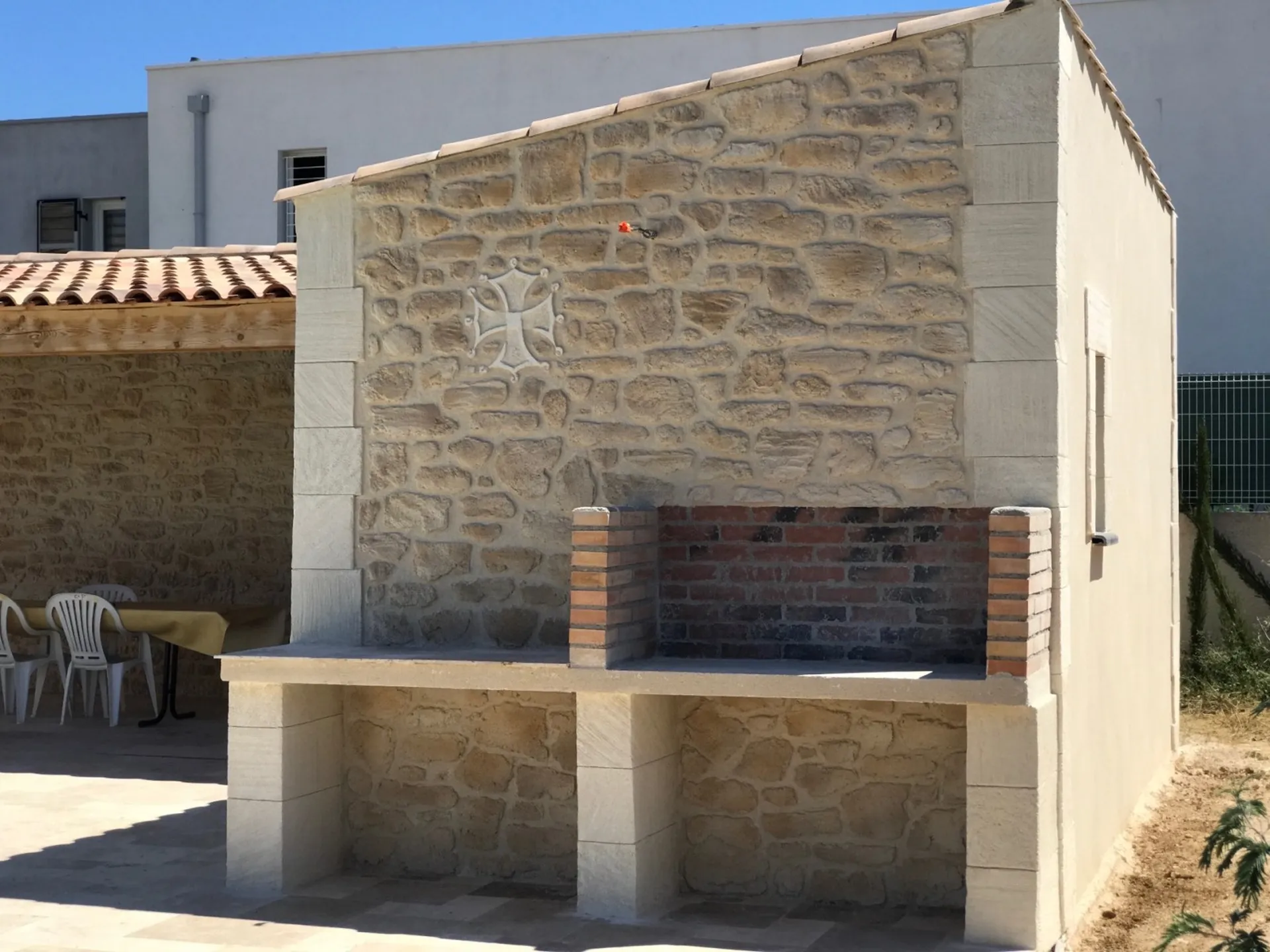 Pool House réalisé en EFFET PIERRE taillée à Lignan-sur-Orb proche de Béziers 