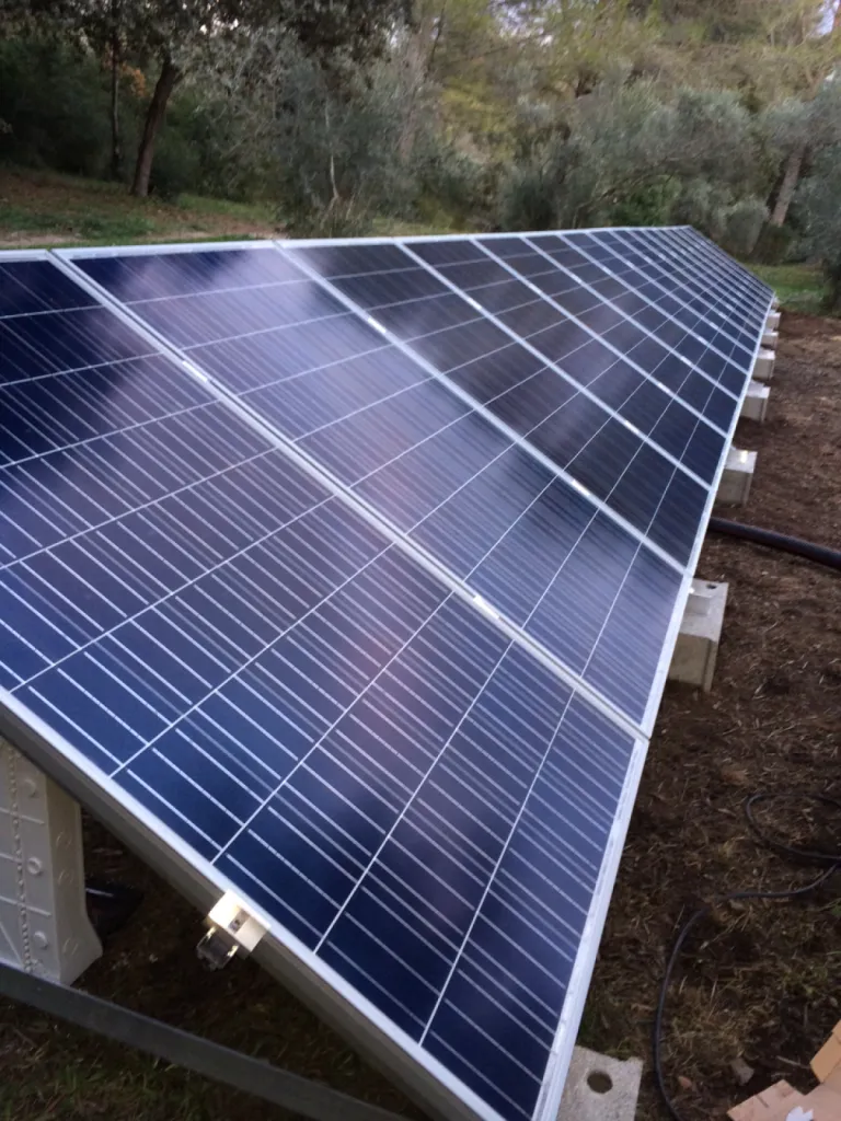 PANNEAUX SOLAIRE AVEC GROUPE ELECTROGENE DANS LES ALPILLES