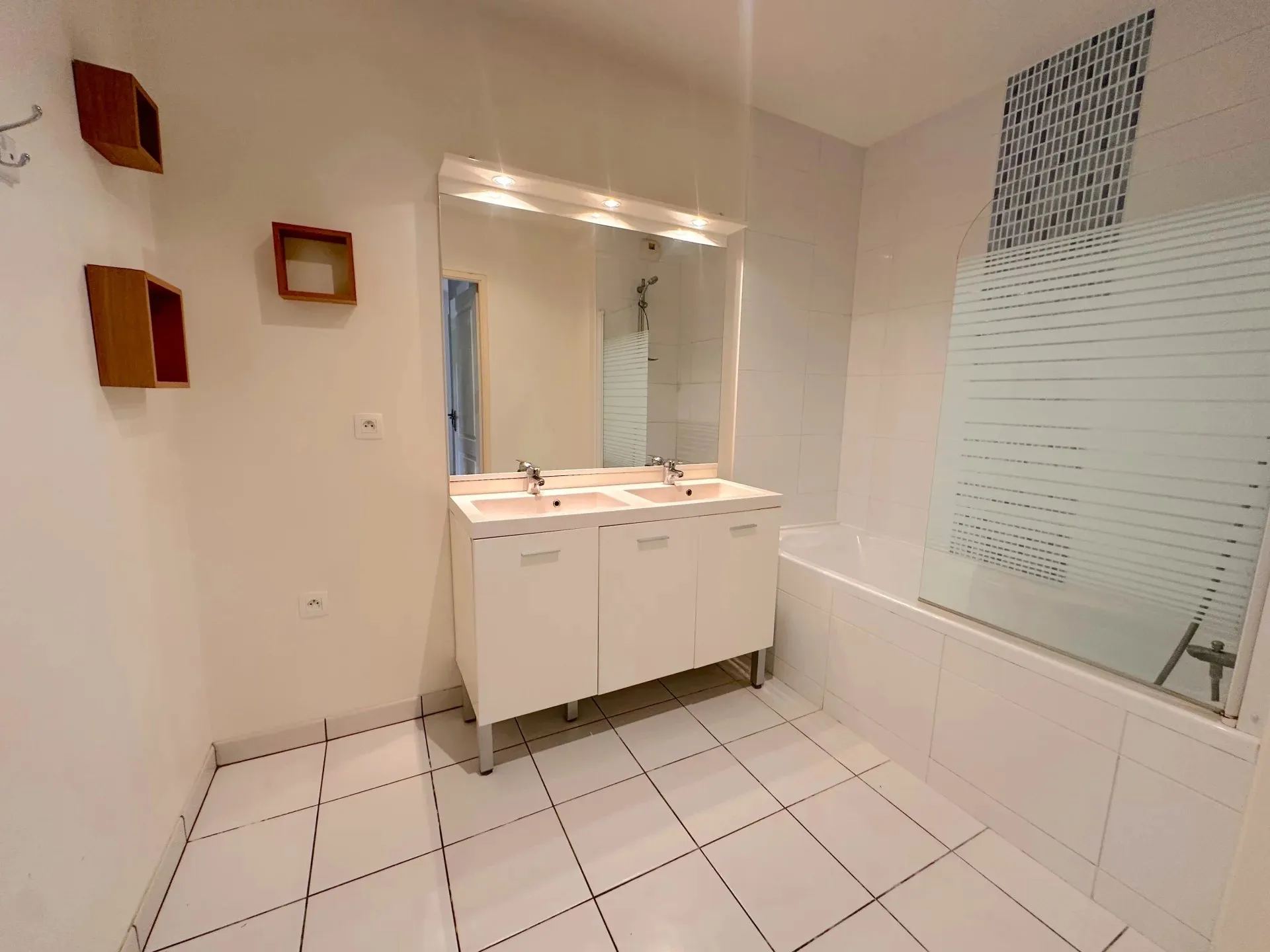 BRUGES LE TASTA - T3 avec Terrasse + 2 parkings - Ascenseur - 2 chambres
