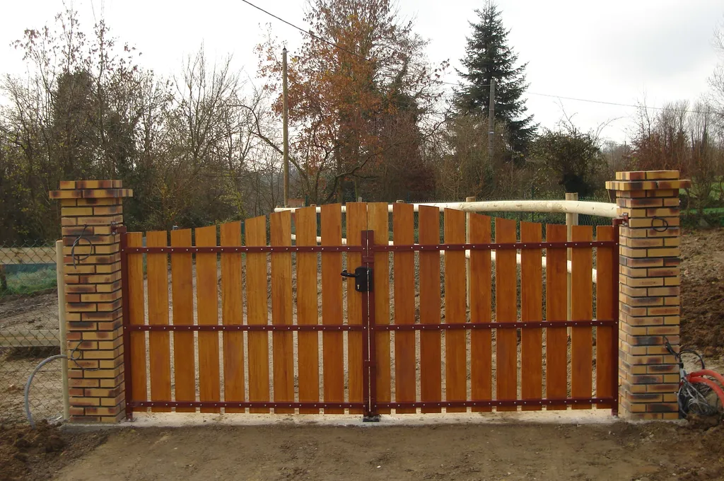 Installation de Portail bois battant de prestige et Ferronnerie traditionnelle à Lisieux dans le Calvados 14 et ses communes voisines