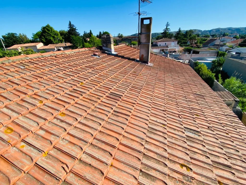 Remplacement d’une toiture de maison en tuiles Mécaniques Abeilles sur Aix en Provence