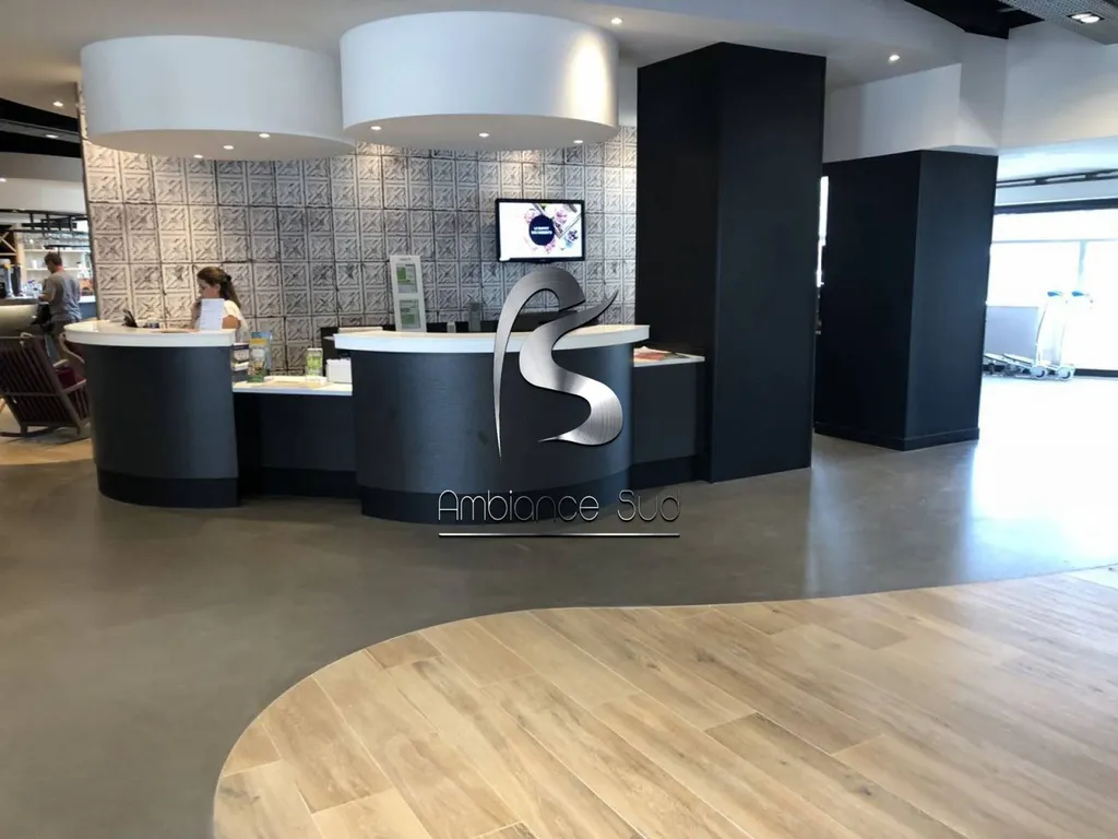 SOL DECORATIF BETON CIRE COULE POUR RESTAURANT A NICE