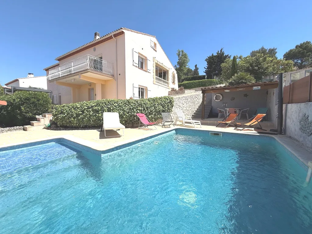 Vente villa à Carnoux-en-Provence de construction traditionnelle avec de belles prestations sur un terrain paysager avec piscine située aux portes de Cassis