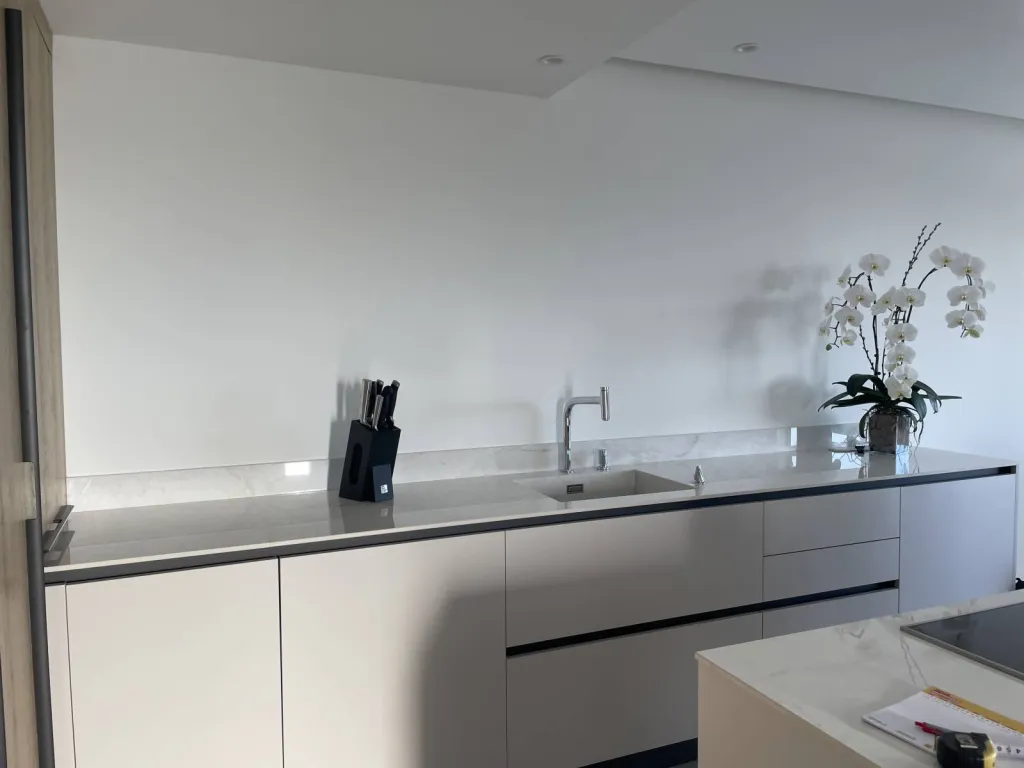 Exemple de modèle de cuisine sur mesure avec îlot central à Saint Cyr sur Mer dans le 83